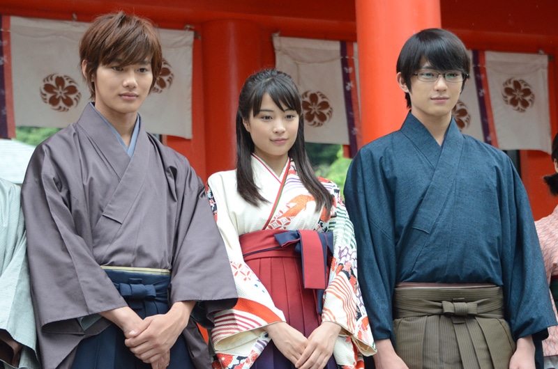 （左から）真島太一役の野村周平、綾瀬千早役の広瀬すず、綿谷新役の真剣佑。