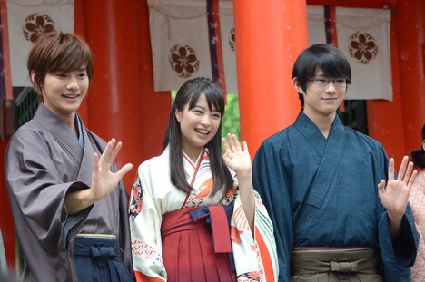 左から真島太一役の野村周平、綾瀬千早役の広瀬すず、綿谷新役の真剣佑。