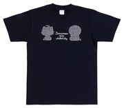 「DORAEMON × HELLO KITTY」のTシャツ（黒）。百貨店内の期間限定ショップでのみ取り扱われる。￼(c)Fujiko-Pro (c)1976, 2015 SANRIO CO.,LTD.