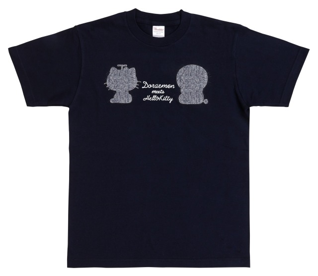 「DORAEMON × HELLO KITTY」のTシャツ（黒）。百貨店内の期間限定ショップでのみ取り扱われる。￼(c)Fujiko-Pro (c)1976, 2015 SANRIO CO.,LTD.