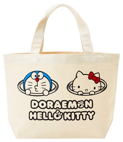 「DORAEMON × HELLO KITTY」のランチバッグ。￼百貨店内の期間限定ショップでのみ取り扱われる。(c)Fujiko-Pro (c)1976, 2015 SANRIO CO.,LTD.