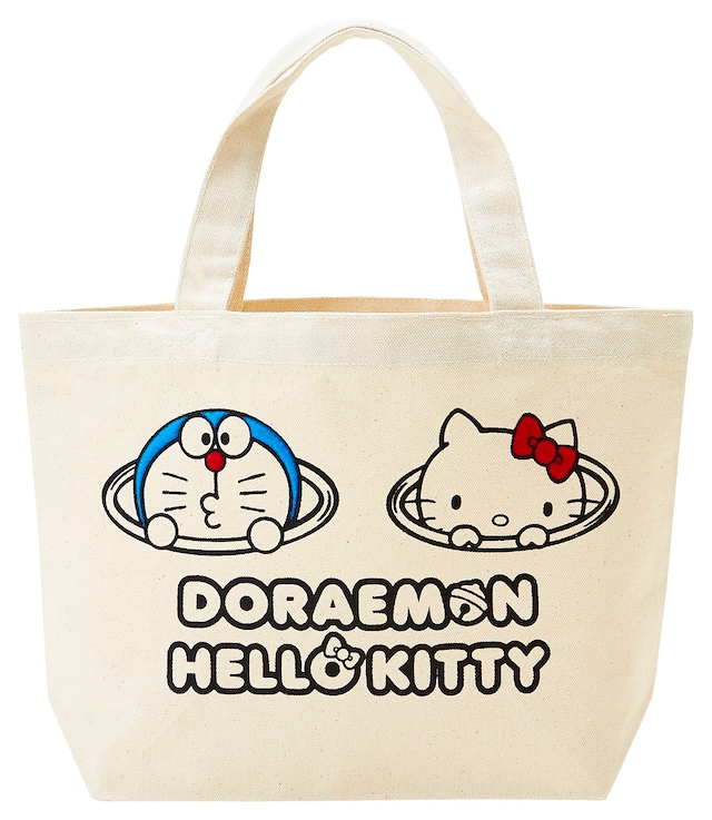 「DORAEMON × HELLO KITTY」のランチバッグ。￼百貨店内の期間限定ショップでのみ取り扱われる。(c)Fujiko-Pro (c)1976, 2015 SANRIO CO.,LTD.