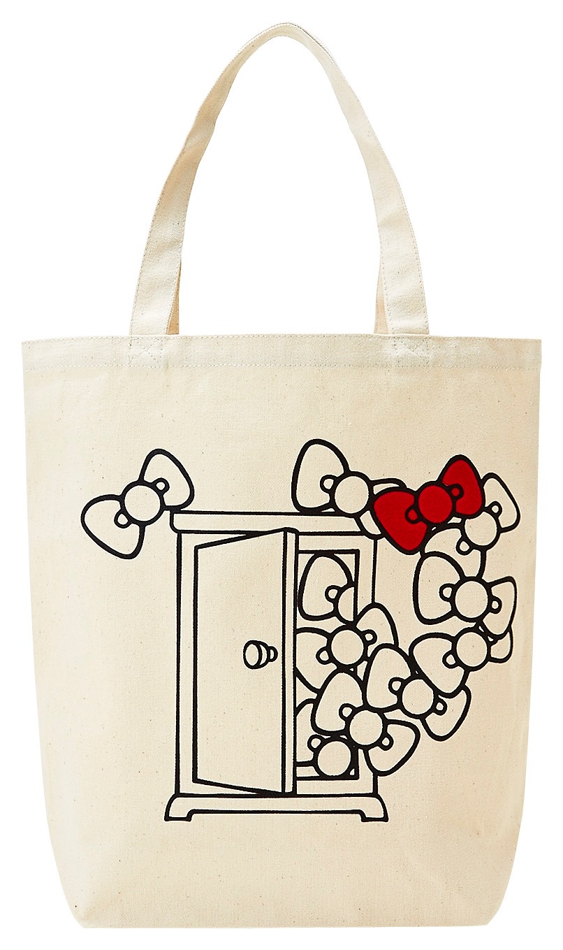 「DORAEMON × HELLO KITTY」のトートバッグ。￼百貨店内の期間限定ショップでのみ取り扱われる。(c)Fujiko-Pro (c)1976, 2015 SANRIO CO.,LTD.