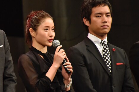 左から石原さとみ、三浦貴大。