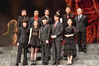 「進撃の巨人 ATTACK ON TITAN」完成披露ジャパンプレミアにて、後列左より樋口真嗣、松尾諭、三浦貴大、桜庭ななみ、ピエール瀧、國村隼。前列左より本郷奏多、水原希子、三浦春馬、長谷川博己、石原さとみ。