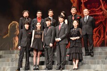 （後列左より）樋口真嗣監督、サンナギ役の松尾諭、ジャン役の三浦貴大、サシャ役の桜庭ななみ、ソウダ役のピエール瀧、クバル役の國村隼。（前列左より）アルミン役の本郷奏多、ミカサ役の水原希子、エレン役の三浦春馬、シキシマ役の長谷川博己、ハンジ役の石原さとみ。