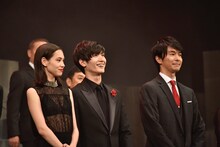 左から水原希子、三浦春馬、長谷川博己。