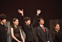 「進撃の巨人 ATTACK ON TITAN」完成披露ジャパンプレミアにて、左から本郷奏多、水原希子、三浦春馬、長谷川博己、石原さとみ。