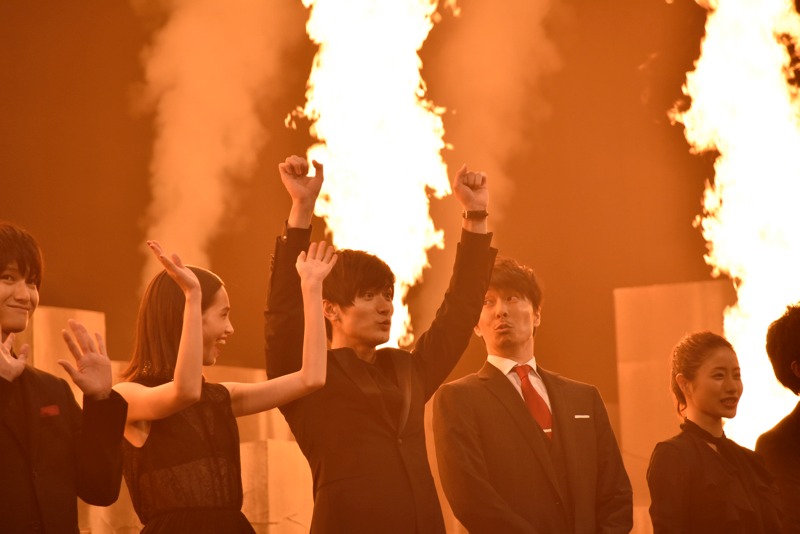 爆炎が立ち上る演出に観客もどよめいた。
