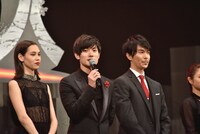 左から水原希子、三浦春馬、長谷川博己。