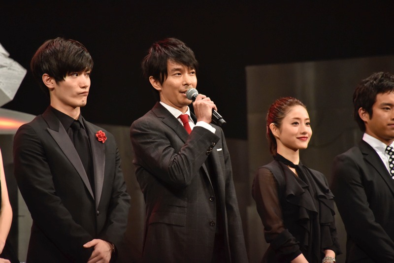 左から三浦春馬、長谷川博己、石原さとみ。
