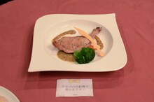 「マギ アリババの好物？骨付きチキン」(c)大高忍／小学館