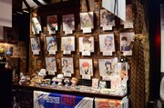 「少年サンデーカフェ」の様子。店内にはサンデー作家の直筆のイラストが展示されている。