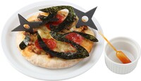 オリジナルフード「服部全蔵&さっちゃんの忍々PIZZA」(c)空知英秋/集英社・テレビ東京・電通・BNP・アニプレックス