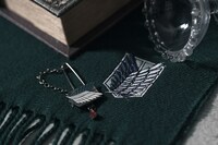 「調査兵団ストール」の刺繍。(c)諫山創・講談社／「進撃の巨人」製作委員会