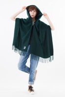 「調査兵団ストール」の着用例。(c)諫山創・講談社／「進撃の巨人」製作委員会