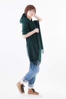 「調査兵団ストール」の着用例。(c)諫山創・講談社／「進撃の巨人」製作委員会