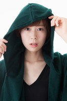 「調査兵団ストール」の着用例。(c)諫山創・講談社／「進撃の巨人」製作委員会