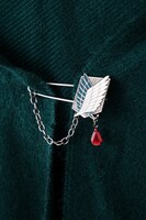 「調査兵団ストール」に付属するピン。(c)諫山創・講談社／「進撃の巨人」製作委員会