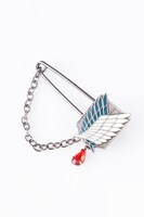 「調査兵団ストール」に付属するピン。(c)諫山創・講談社／「進撃の巨人」製作委員会