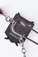 「調査兵団ストール」に付属するピン。(c)諫山創・講談社／「進撃の巨人」製作委員会