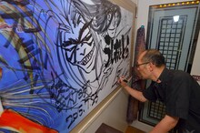 「うしおととら」ルームにイラストを寄せる藤田和日郎。(c)藤田和日郎／小学館