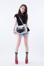 「金木研モデルハンドバッグ ハンドバッグ 東京喰種」の着用例。 (c)石田スイ/集英社・東京喰種製作委員会