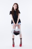 「金木研モデルハンドバッグ ハンドバッグ 東京喰種」の着用例。 (c)石田スイ/集英社・東京喰種製作委員会