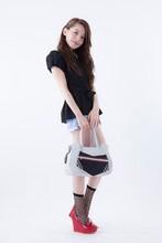 「金木研モデルハンドバッグ ハンドバッグ 東京喰種」の着用例。 (c)石田スイ/集英社・東京喰種製作委員会