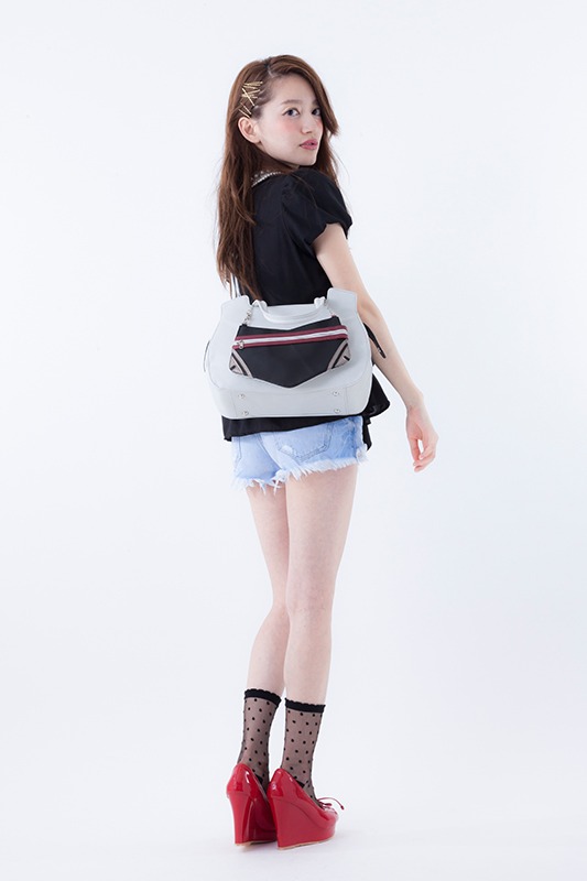 「金木研モデルハンドバッグ ハンドバッグ 東京喰種」の着用例。 (c)石田スイ/集英社・東京喰種製作委員会