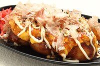 サニーズお食事酒処の「タコヤキオムレツ」。