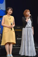 三瓶由布子（左）と、竹内順子。