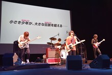 KANA-BOONによるパフォーマンス。