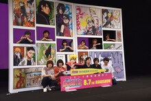 フォトセッションの様子。（左上から時計回りに）小野賢章、杉山紀彰、菊池こころ、三瓶由布子、竹内順子、浪川大輔、KANA-BOONの小泉貴裕と古賀隼斗、岸本斉史、ボルトの着ぐるみ、KANA-BOONの谷口鮪と飯田祐馬。