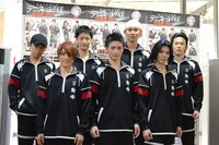 上段左より内村京介役の高根正樹、森辰徳役の小林辰也、石田鉄役の中村太郎、桜井雅也役の諒太郎、下段左より神尾アキラ役の伊崎龍次郎、橘桔平役の青木空夢、伊武深司役の健人。