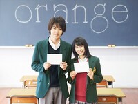 「orange-オレンジ-」より成瀬翔役の山崎賢人、高宮菜穂役の土屋太鳳。