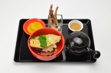 「『おあがりよ！』創真の鰆のおにぎり茶漬け（炙りゲソのピーナッツバター添え）」(c)附田祐斗・佐伯俊/集英社・遠月学園動画研究会