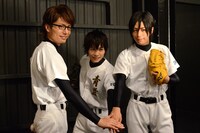 写真左より御幸一也役の和田琢磨、沢村栄純役の小澤廉、降谷暁役の廣瀬智紀。