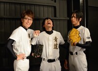 高らかに笑う沢村栄純役の小澤廉（写真中央）。