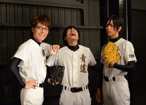 高らかに笑う沢村栄純役の小澤廉（写真中央）。