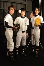 写真左より御幸一也役の和田琢磨、沢村栄純役の小澤廉、降谷暁役の廣瀬智紀。