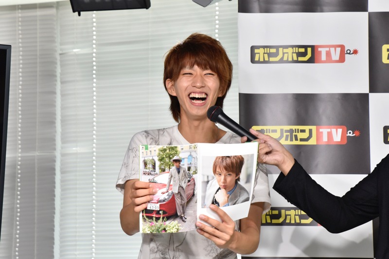 「はじめしゃちょー PhotoBook」は8月28日に発売される。