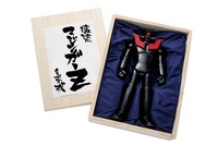 「本格国産漆塗ソフビ マジンガーZ：くろがねの城 バージョン」は桐箱に収められる。桐箱の表書きは、アニメーターの西尾鉄也によるもの。(c)永井豪/ダイナミック企画