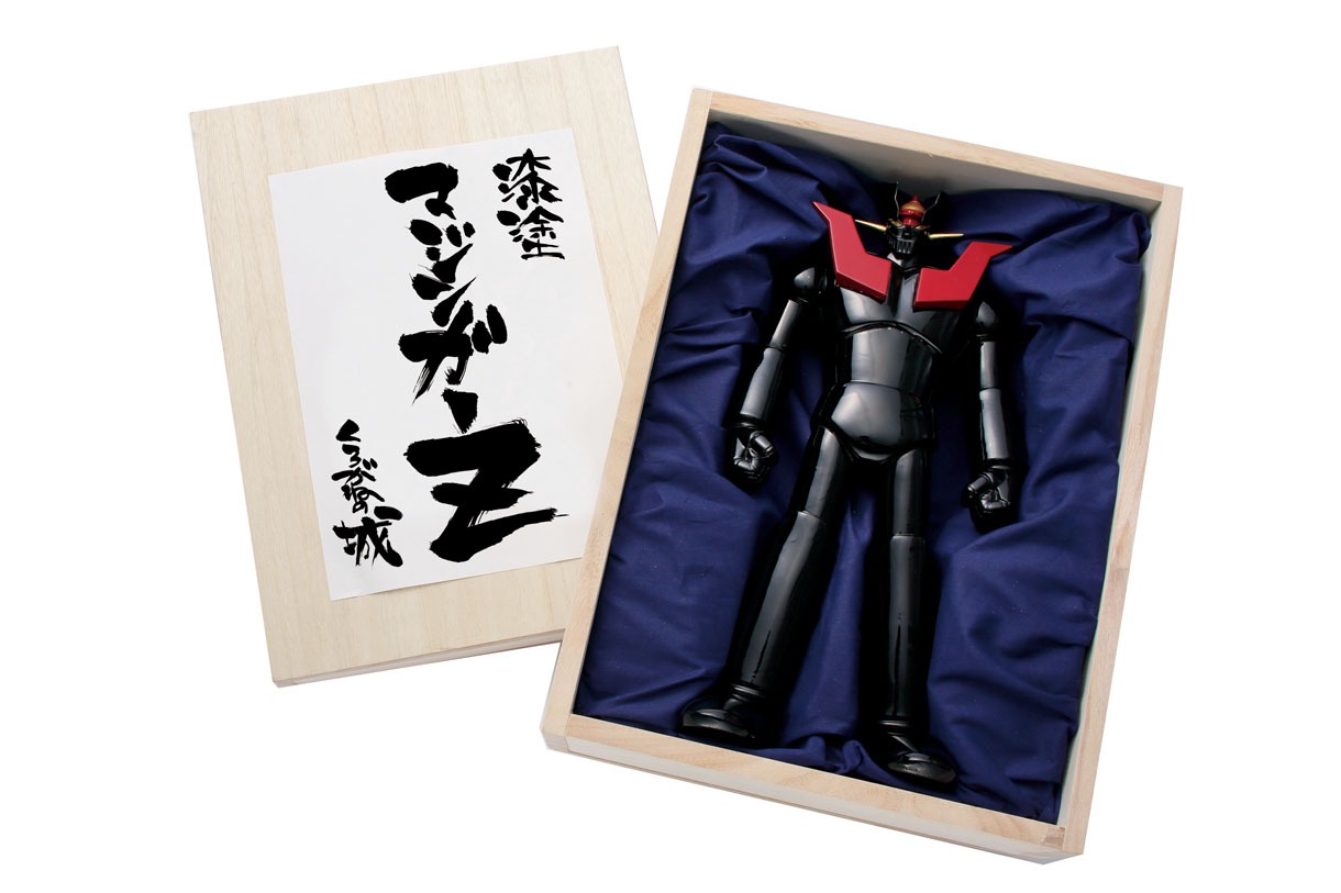 「本格国産漆塗ソフビ マジンガーZ：くろがねの城 バージョン」は桐箱に収められる。桐箱の表書きは、アニメーターの西尾鉄也によるもの。(c)永井豪/ダイナミック企画