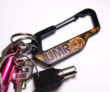 「UMRカラビナ」の使用イメージ。(c)2015 サンカクヘッド／集英社・「干物妹！うまるちゃん」製作委員会