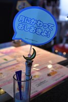 席に置かれたフォトプロップスと、「ムーンスティック リキッドアイライナー」。