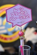 席に置かれたフォトプロップスと、「キューティムーンロッド リキッドアイライナー」。