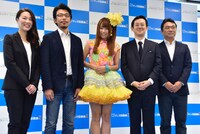 Jコミックテラスのメンバーとでんぱ組.incの成瀬瑛美。