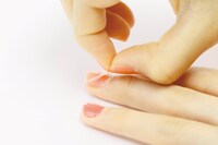 ちゃお9月号に付属するネイルカラーのうち、ピンクとブルーは乾くと剥がすことができる。