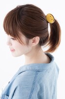 ヘアゴムの着用例。(c)松井優征／集英社・アニメ「暗殺教室」製作委員会